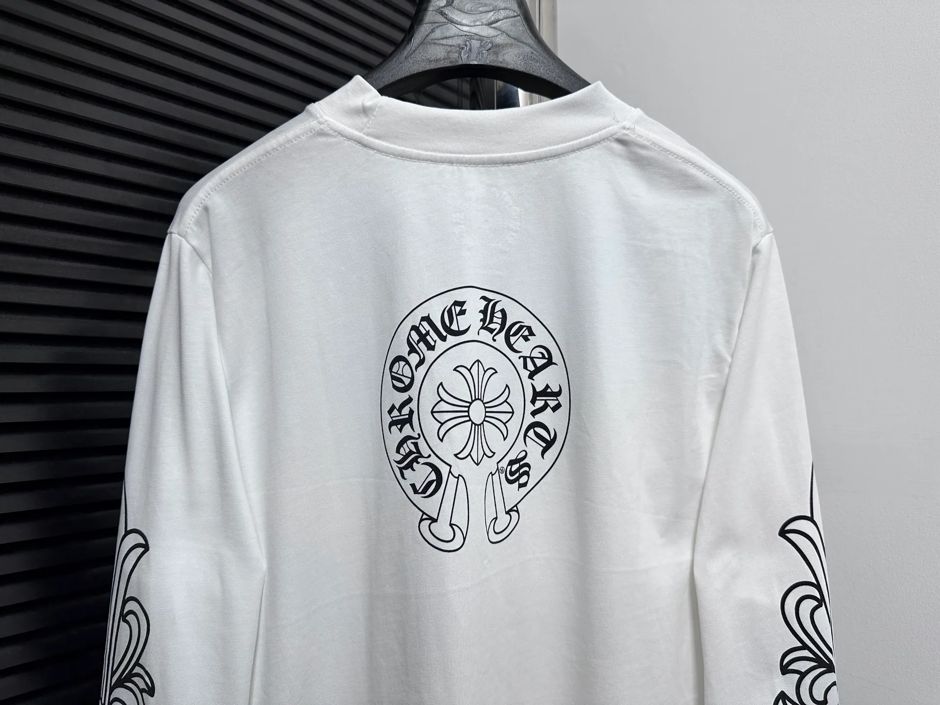 🅿️230 [Come Hearts] Crow Heart Graffiti Letters Limited Sanskrit Printed Long Sleeves, High Weight Threads on Collar and Cuffs, Custom Weaved and Dyed 280g Double Yarn Pure Cotton Fabric, Washed Anti-Counterfeiting Tags and other auxiliary labels are all correct versions, super conspicuous, super pretty, super stylish, same style for men and women! The overall upper body highlights fashion and individuality, and when worn together by a couple, it is a recommended T-shirt by the Street Ace!! Same style for men and women Size: XS-L
